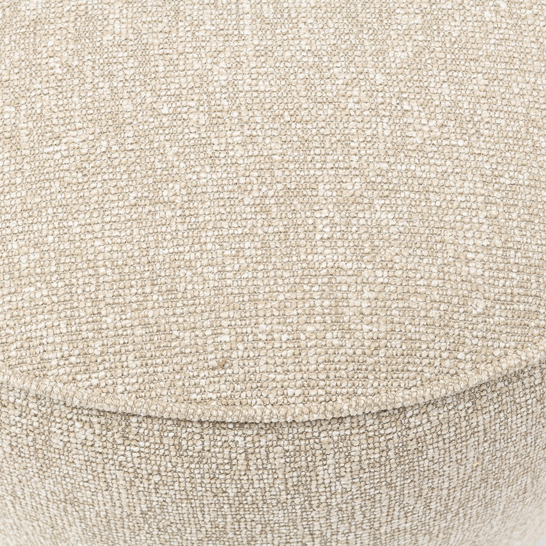 Fotel obrotowy Cipriani Swivel AC w kolorze piaskowym z teksturowanym pokryciem. Widok z bliska na powierzchnię materiału, która ma delikatne, drobne sploty. Produkt ma zaokrąglony kształt, idealny do nowoczesnych wnętrz.