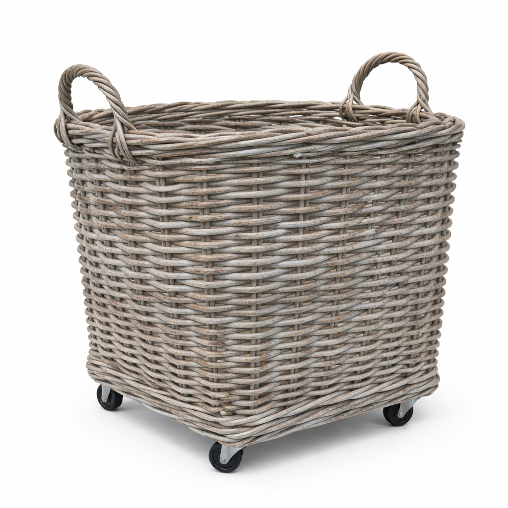 Kosz rattanowy na kółkach o wysokości 50 cm, w kolorze szaro-beżowym. Posiada dwa uchwyty i jest wykonany z plecionego rattanu. Produkt stoi na czterech kółkach, co ułatwia jego transport.