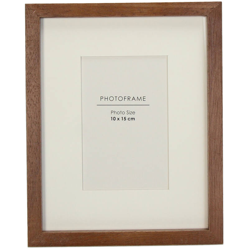 Brązowa ramka z drewna na zdjęcia 10x15 cm, z prostym, minimalistycznym designem. Ujęcie frontalne, produkt stoi w pionie, z widocznym napisem informującym o rozmiarze zdjęcia. Tło jasne, co podkreśla kolor ramki.