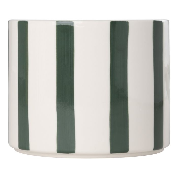 Osłonka w kolorze białym z zielonymi pionowymi pasami, o wysokości 12 cm. Produkt jest ceramiczny, ma gładką teksturę i zaokrągloną górę. Ujęcie frontalne, ukazujące całą powierzchnię osłonki.