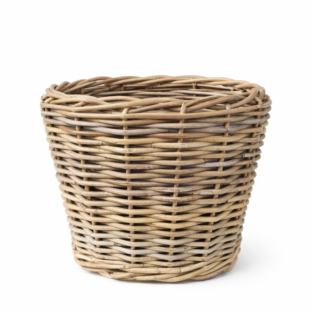 Osłonka rattanowa Palermo o wysokości 35 cm, w naturalnym kolorze, o plecionce z wąskich pasków rattanu. Produkt ma okrągły kształt, z lekko zwężającą się ku dołowi formą, bez widocznych napisów czy logo.