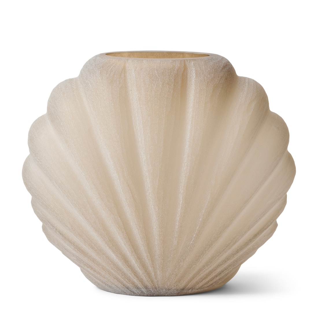 Wazon Frosted Shell M Riviera Maison w kształcie muszli, w kolorze matowego beżu. Posiada faliste, teksturowane ścianki, lekko zwężające się ku górze. Idealny do dekoracji wnętrz, stoi na płaskiej powierzchni.
