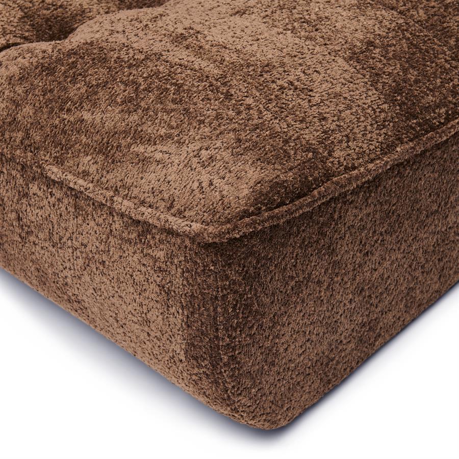 Fotel Accent Chair w kolorze umber brown, z miękką, teksturowaną tapicerką. Widoczny fragment siedziska, o prostokątnym kształcie, z delikatnym przeszyciem. Produkt leży na białym tle, co podkreśla jego kolor i fakturę.