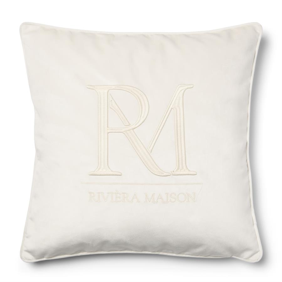 Poduszka dekoracyjna o wymiarach 50x50 cm w kolorze białym, z haftowanym monogramem RM oraz napisem RIVIERA MAISON. Produkt leżący na płasko, z gładką, matową powierzchnią. Idealna do aranżacji wnętrz.