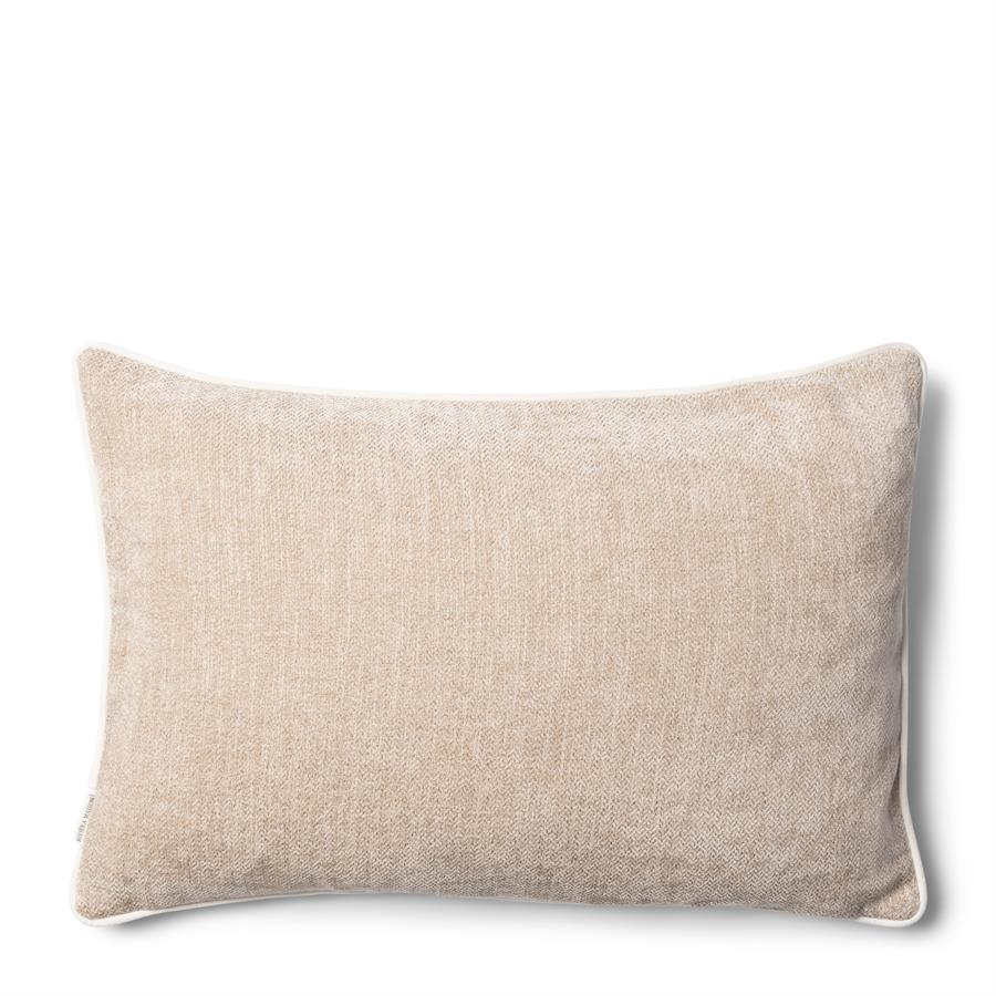 Poduszka dekoracyjna Evora w beżowym kolorze o wymiarach 65x45 cm, wykonana z teksturowanego materiału. Produkt leżący, o prostokątnym kształcie, z lekko zaokrąglonymi krawędziami, bez widocznych napisów czy logo. Tło neutralne.
