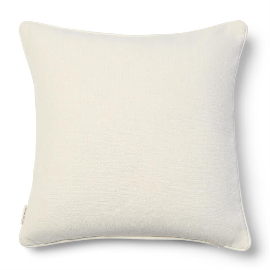 Poduszka dekoracyjna Sandy Shell w kolorze białym, o wymiarach 50x50 cm, z teksturowanym materiałem. Produkt leży na jednolitym tle, z widocznymi przeszyciami i metką. Idealna do aranżacji wnętrz.