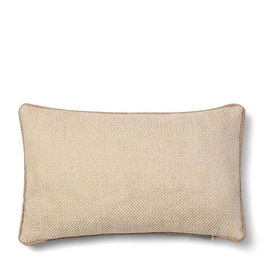 Poduszka dekoracyjna Calidora w kolorze beżowym, o wymiarach 50x30 cm, z delikatnym wzorem w jodełkę. Produkt ma zaokrąglone krawędzie i subtelną, brązową lamówkę. Ułożona poziomo na jasnym tle.