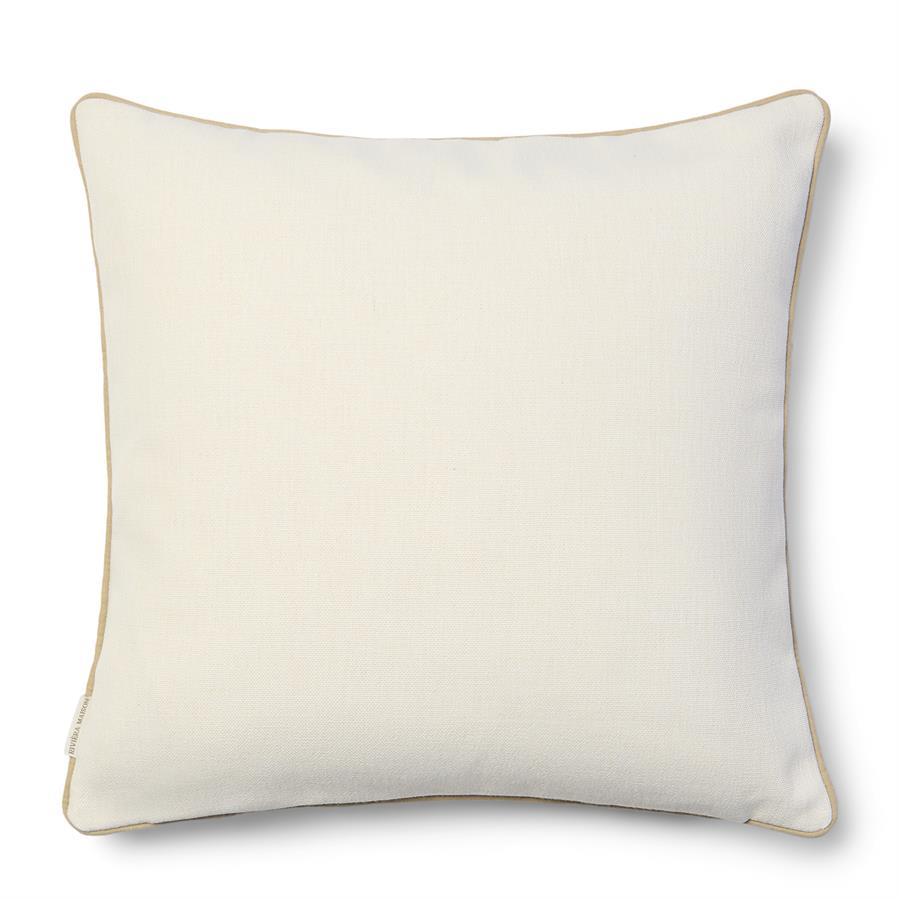 Poduszka Ambra 50x50 cm w kolorze jasnego beżu z delikatnym, kontrastowym obszyciem. Produkt leżący, z prostokątnym kształtem, wykonany z teksturowanego materiału, idealny do dekoracji wnętrz.