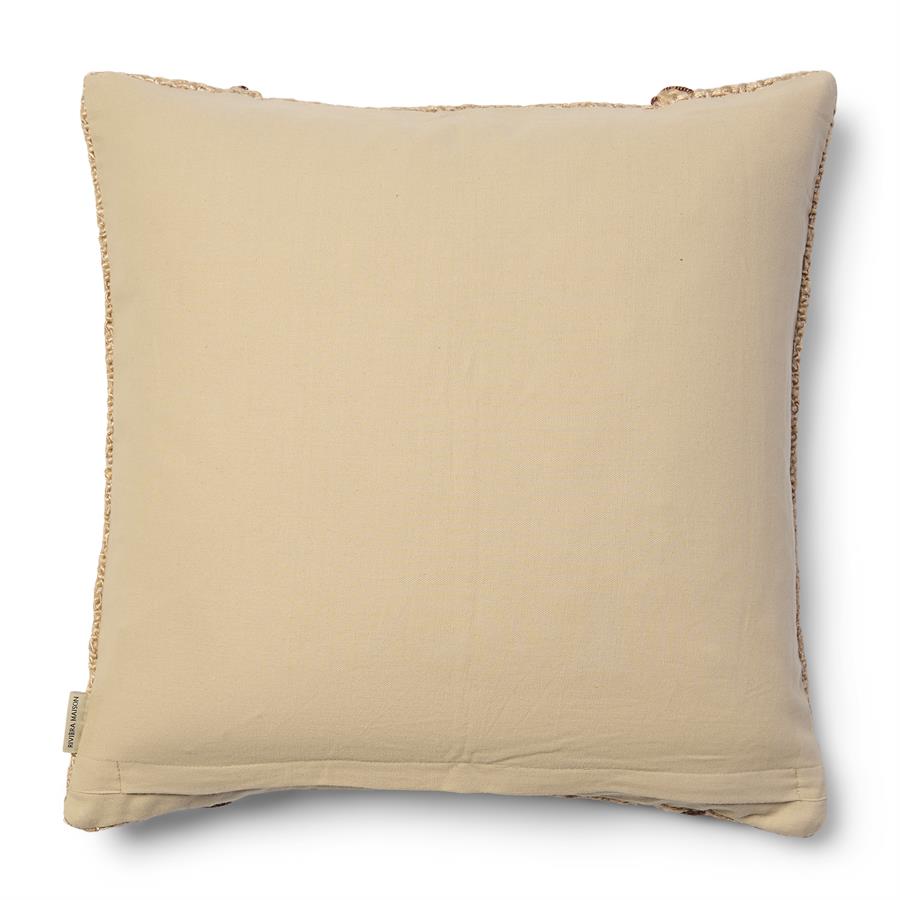 Poduszka Arlea 50x50 cm w kolorze jasnobeżowym, z dekoracyjnym szwem na krawędzi. Produkt leży na jednolitym tle, z widocznym logo marki Riviera Maison na boku. Tekstura materiału jest gładka, co nadaje elegancki wygląd.