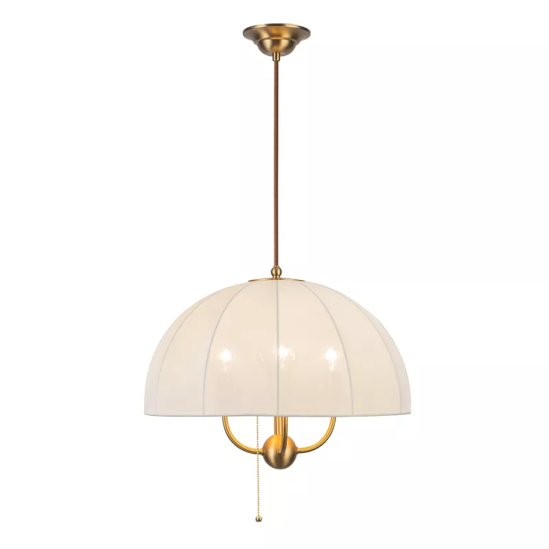 Elegancka lampa wisząca Crosby w szczotkowanym złocie z białym, półkulistym kloszem. Produkt zwisający na cienkim przewodzie, z widocznym mocowaniem sufitowym i dekoracyjnym elementem w postaci kulki oraz łańcuszka do regulacji.