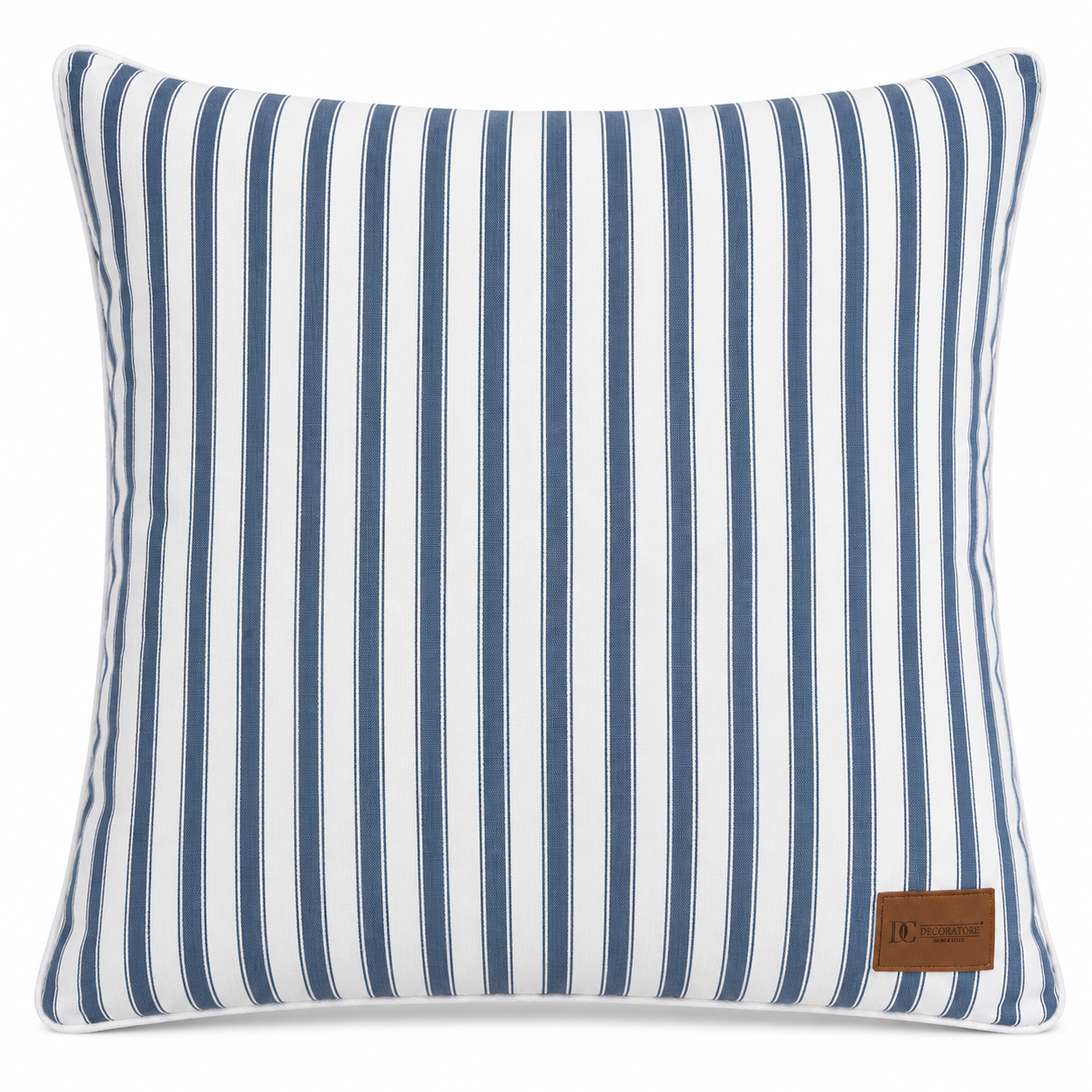 Poduszka haftowana Decoratore Summer Hamptons II 50x50 cm, z białym tłem w niebieskie pasy, z widocznym logo na skórzanej metce. Produkt leży na płasko, z wyraźnym wzorem i teksturą materiału.