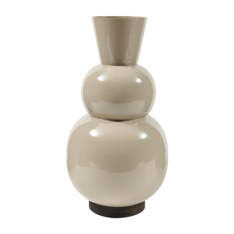 Wazon ceramiczny w kolorze beżowym, o zaokrąglonym kształcie z wyraźnie widocznym stożkowym wylotem. Produkt jest błyszczący, z górną częścią węższą od dolnej. Stoi na okrągłej podstawie, co zapewnia stabilność.