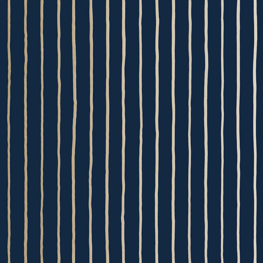Tapeta Cole and Son College Stripe w kolorze granatowym i złotym. Wzór składa się z pionowych, nieregularnych linii, które nadają głębi. Ujęcie frontalne, produkt w formie rozłożonej, na jednolitym tle, bez widocznych detali tekstu lub logo.