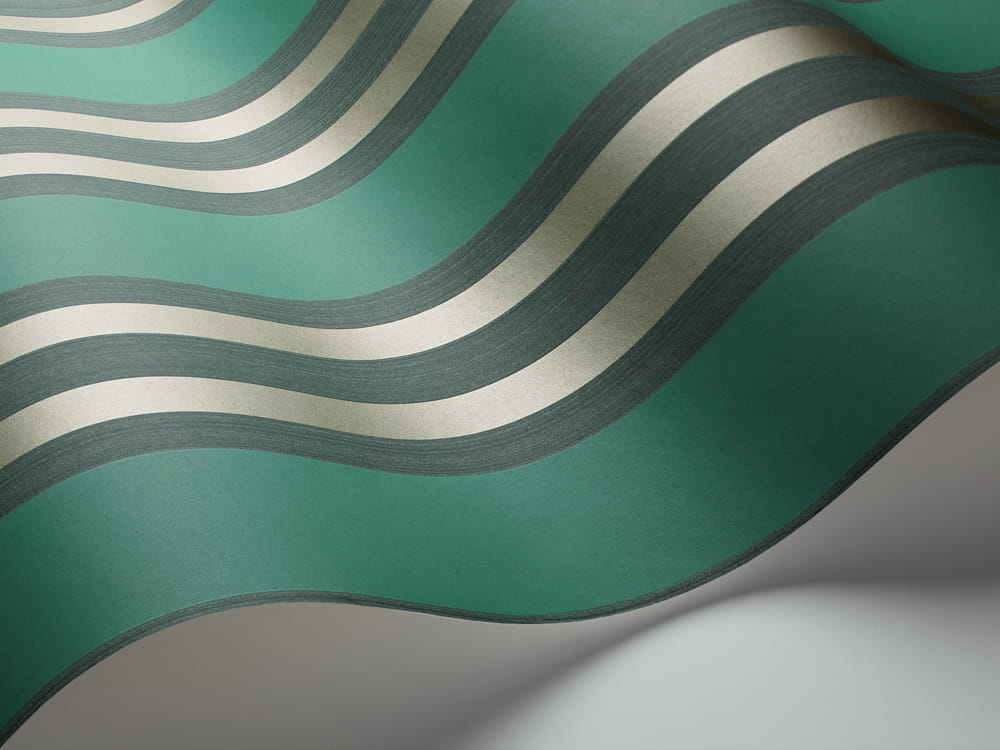 Tapeta Cole and Son Polo Stripe Green/Silver w odcieniach zieleni i srebra z falistym wzorem. Produkt przedstawiony w zbliżeniu, ukazując szczegóły struktury. W tle neutralne, jednolite na jasnym tle, podkreślające kolorystykę tapety.
