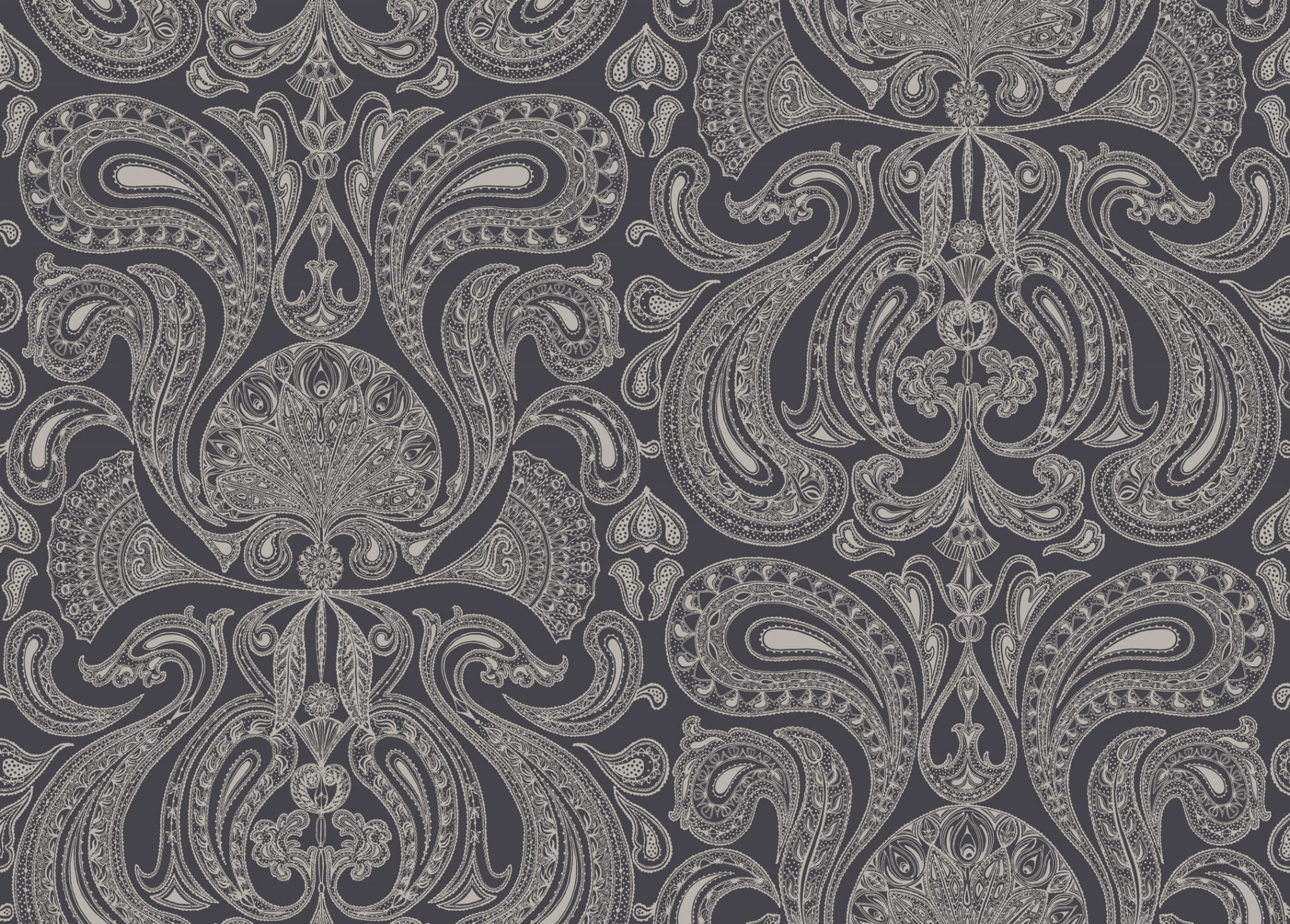 Tapeta Cole and Son w kolorze srebrnym i niebieskim z wzorem paisley. Motyw florystyczny z falistymi liniami i szczegółowymi zdobieniami. Produkt leżący na ciemnym tle, ukazuje pełny wzór w zbliżeniu. Widoczne detale graficzne oraz faktura tapety.