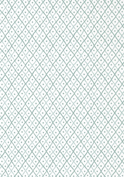 Tapeta Thibaut Anna French MINI TRELLIS w kolorze błękitnym, z delikatnym wzorem siatki w romby, na jasnym tle. Produkt prezentowany w zbliżeniu, ukazując teksturę oraz detale wzoru. Idealna do aranżacji wnętrz.
