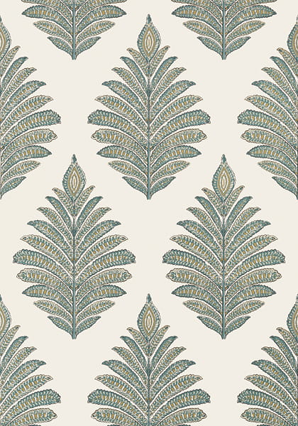 Tapeta Thibaut Anna French PALAMPORE LEAF w kolorze błękitu i beżu, z wyrazistym wzorem liści w różnych odcieniach. Wzór rozmieszczony równomiernie na jasnym tle. Produkt w formie zrolowanej, gotowy do montażu.