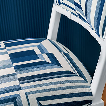 Tapeta Thibaut Anna French OMBRE STRIPE w odcieniach beżu, z poziomymi i pionowymi paskami. Wzór tworzy efekt ombre. Produkt widoczny z bliska, pokazujący detale faktury i wzoru. Tapeta na jednolitym tle, bez dodatkowych dekoracji.