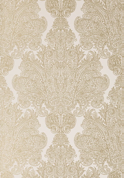 Tapeta Thibaut Anna French w kolorze metalicznego złota na tle lnianym, z bogatym, klasycznym wzorem w formie ornamentów i falistych linii, tworzącym elegancki i stylowy efekt dekoracyjny.