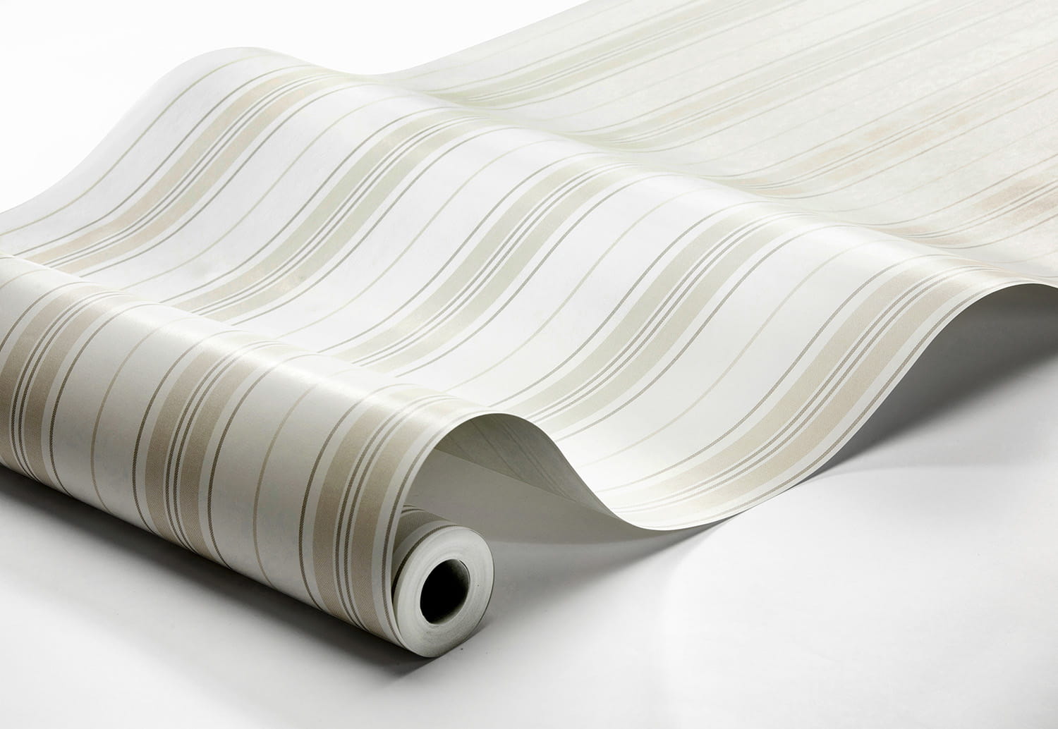 Tapeta Marstrand II Hamnskar Stripe w odcieniach beżu i bieli, z falistym wzorem pasów. Produkt leży na białym tle, ukazując rolkę z widocznym początkiem tapety, co podkreśla jej teksturę i kolorystykę.
