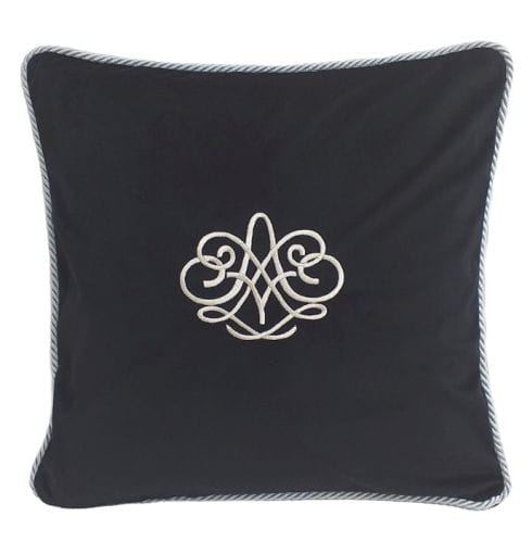 Poduszka haftowana dekoracyjna w kolorze czarnym, z białym haftem monogramu na przedniej stronie. Produkt leży na płaskiej powierzchni, wykończony elegancką lamówką. Idealna do dekoracji wnętrz, dodająca stylu i komfortu.