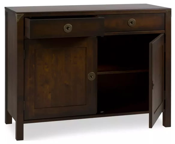 Komoda drewniana w kolorze kasztanowym, frontalnie ustawiona, z dwoma szufladami oraz jednym otwartym schowkiem za drzwiami. Wymiary: 110x45x85cm. Widoczne okrągłe uchwyty oraz prosty, klasyczny design. Tło białe, co podkreśla detal produktu.