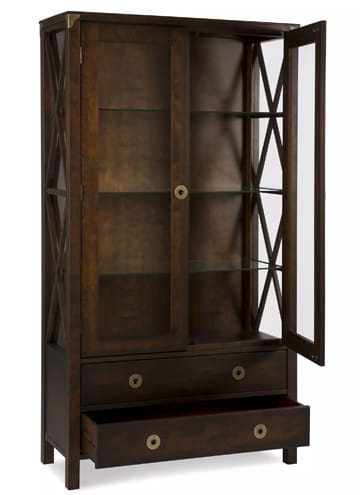 Witryna drewniana Balmoral Laura Ashley w kolorze kasztanowym, o wymiarach 99,5x40x181 cm. Posiada szklane drzwi z ozdobnymi przetłoczeniami i dwa dolne szuflady z okrągłymi uchwytami. Produkt stoi w pozycji pionowej.