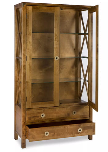 Witryna drewniana Balmoral Laura Ashley w kolorze miodowym, o wymiarach 99,5x40x181 cm. Posiada przeszklone drzwi i dwa szuflady na dole. Widoczny detal z geometrycznymi wzorami na drzwiach. Produkt stoi w pozycji pionowej na jednolitym tle.