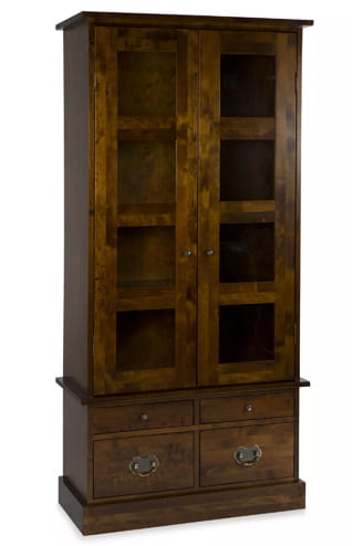Witryna Garrat Laura Ashley w kolorze kasztanowym, o wymiarach 87x41x183 cm. Ma dwie przeszklone drzwi z dwiema półkami oraz dwa pojemne szuflady na dole. Produkt stoi na prostokątnej podstawie, oferując eleganckie i funkcjonalne przechowywanie.