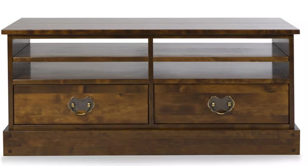 Szafka RTV Garrat Laura Ashley w kolorze kasztanowym, wymiary 120x51,5x45 cm. Produkt o prostokątnym kształcie, z dwoma szufladami z metalowymi uchwytami, oraz otwartymi półkami. Ujęcie frontalne, ukazujące detale wykończenia drewna.