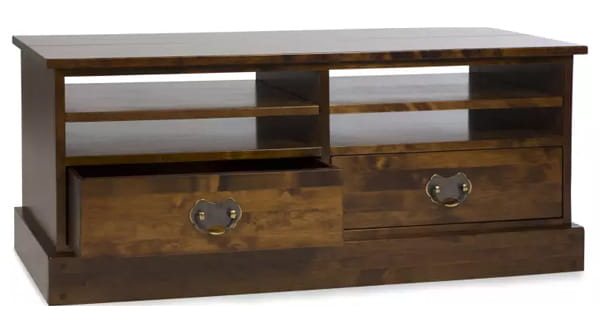 Szafka RTV Garrat Laura Ashley w kolorze kasztanowym, o wymiarach 120x51,5x45 cm. Zawiera dwie szuflady z metalowymi uchwytami oraz otwarte półki. Ujęcie frontalne, produkt stojący na powierzchni, w nowoczesnym stylu.