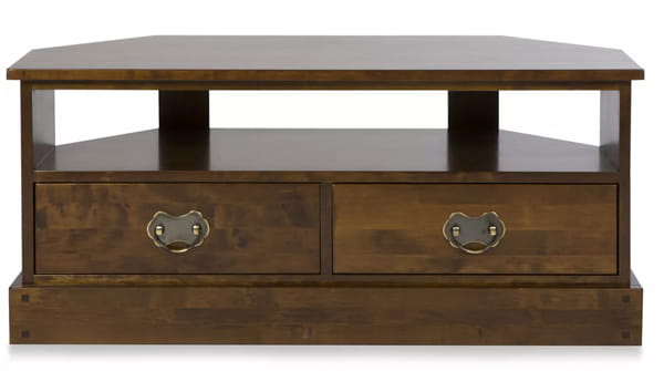 Szafka RTV narożna z drewna w kolorze kasztanowym, wymiary 110x45x49 cm. Posiada dwie szuflady z metalowymi uchwytami, otwarta półka u góry. Ujęcie frontalne na jasnym tle, produkt stoi stabilnie na podłodze.