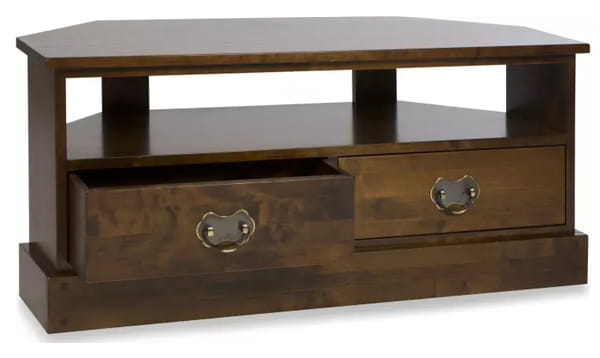 Szafka RTV narożna Garrat Laura Ashley w kolorze kasztanowym, o wymiarach 110x45x49 cm. Posiada dwa szuflady z uchwytami w stylu vintage oraz otwartą półkę. Ujęcie frontalne, wyraźnie widoczny drewniany materiał i prosty design.