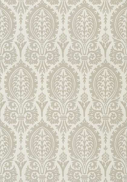 Tapeta Thibaut SIR THOMAS w kolorze beżowym i ecru, z tradycyjnym wzorem roślinnym. Materiał teksturowany, wzór powtarzający się w eleganckich kształtach. Produkt leżący na płaskim tle, bez widocznych akcesoriów ani logo.