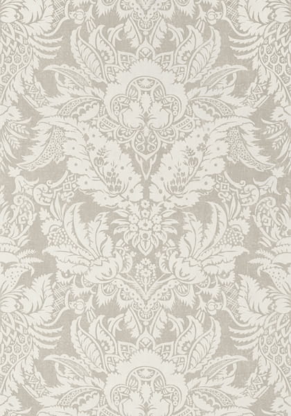 Tapeta Thibaut CHARDONNET DAMASK w odcieniu beżu, o subtelnym wzorze roślinnym z detalami w białym kolorze. Wzór składa się z eleganckich, symetrycznych motywów, tworząc harmonijną kompozycję. Produkt prezentowany na jednolitym tle.