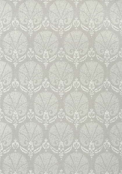 Tapeta Thibaut TURKISH DAMASK w kolorze szarym, z subtelnym wzorem damasku, przedstawia powtarzające się motywy o kształtach liści oraz florystycznych detalach. Produkt prezentowany na jednolitym tle, idealny do eleganckich wnętrz.