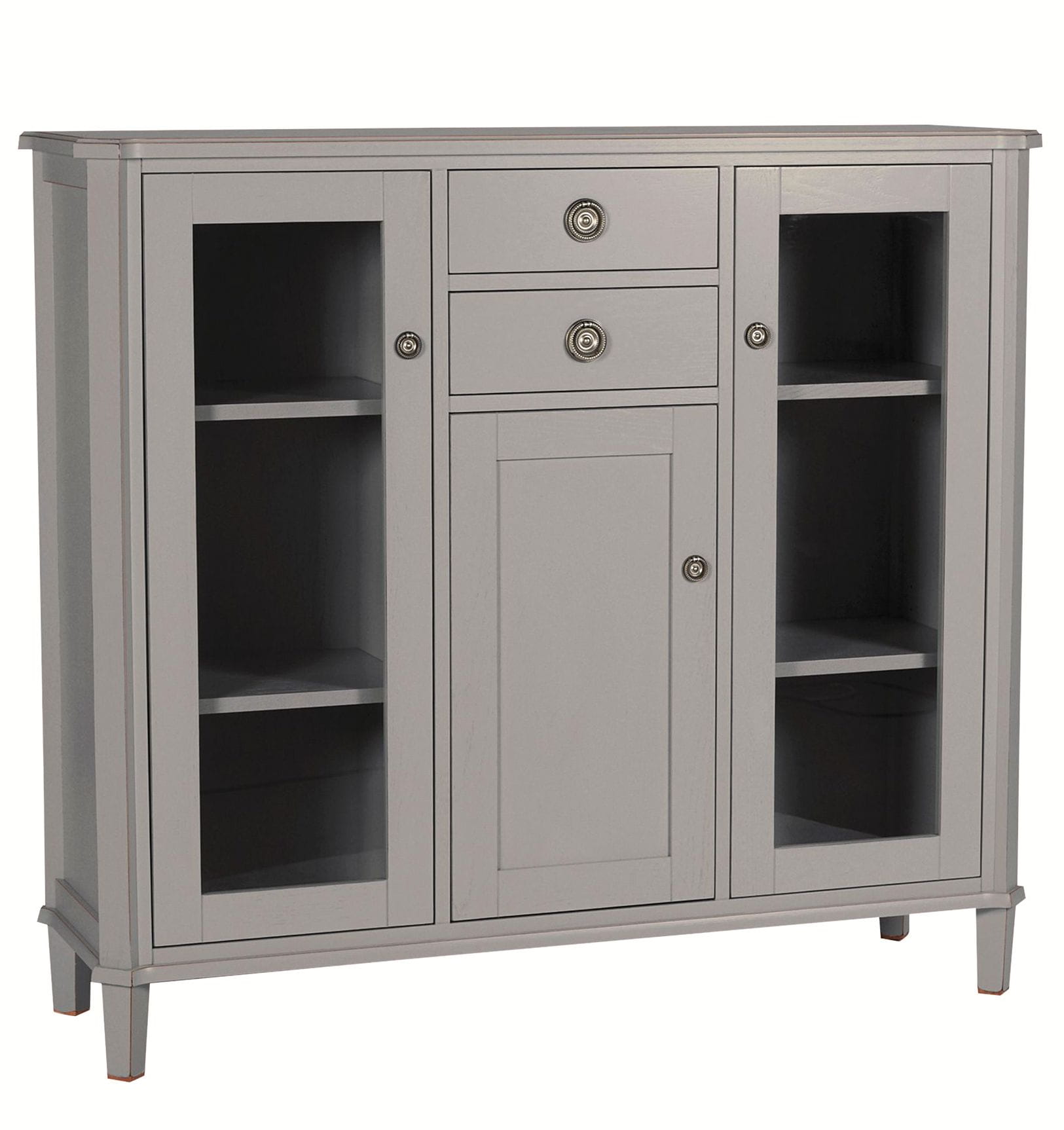 Witryna drewniana Henshaw Laura Ashley w szarym kolorze, o wymiarach 128x42x116 cm. Produkt z trzema przeszklonymi półkami oraz jedną zamkniętą szafką, z metalowymi uchwytami. Ujęcie frontalne, stojący mebel na delikatnie zaokrąglonych nogach.