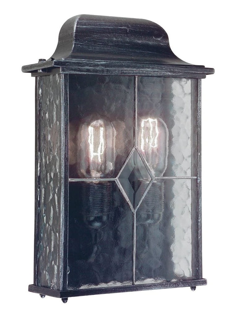 Lampa naścienna Wexler w kolorze srebrno-czarnym, wykonana z metalu i szkła. Kształt prostokątny z widocznymi dwoma żarówkami. Kąt ujęcia z boku, produkt zamontowany, pokazujący dekoracyjny kryształowy detal w kształcie rombu. Tło jednolite.