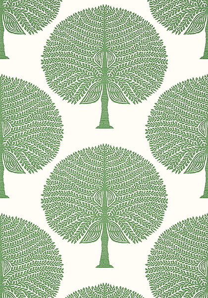 Tapeta Thibaut MULBERRY TREE w kolorze zielonym i białym, z powtarzającym się wzorem drzew o okrągłych koronach i szczegółowymi liśćmi. Produkt ma gładkie tło, co podkreśla jego dekoracyjny charakter.