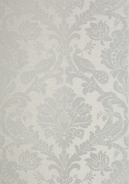 Tapeta Thibaut Passaro Damask w kolorze srebrnym i szarym, z geometrycznym wzorem w stylu damask. Produkt przedstawiony frontalnie, na jednolitym tle. Wzór zawiera subtelne detale i motywy roślinne z ptakami, nadając elegancki charakter.