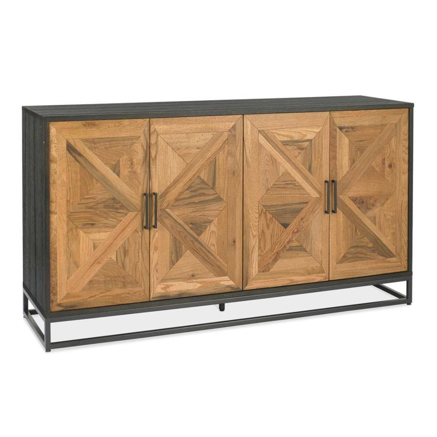 Czarna komoda dębowa o wymiarach 160x46x87 cm, z widocznymi drzwiami w drewnianym wzorze w kształcie rombów. Produkt stoi na metalowej podstawie, z dwoma uchwytami w kolorze czarnym. Tło proste, podkreślające detale drewna.
