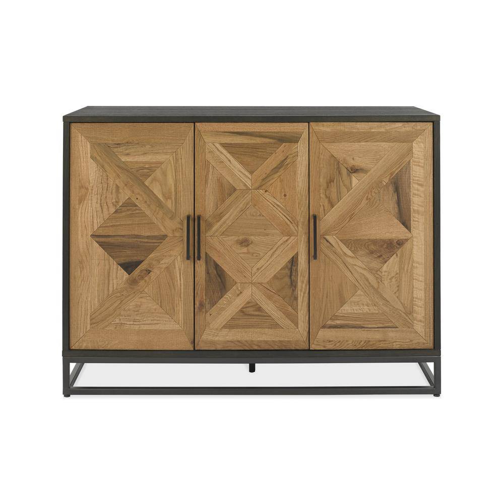 Komoda Dębowa Indus w kolorze czarnym z drewnianymi drzwiami ozdobionymi geometrycznymi wzorami. Wymiary: 117x46x87 cm. Produkty wykończone metalowymi uchwytami, ustawione prosto, na jednolitym tle, bez dodatkowych akcesoriów.