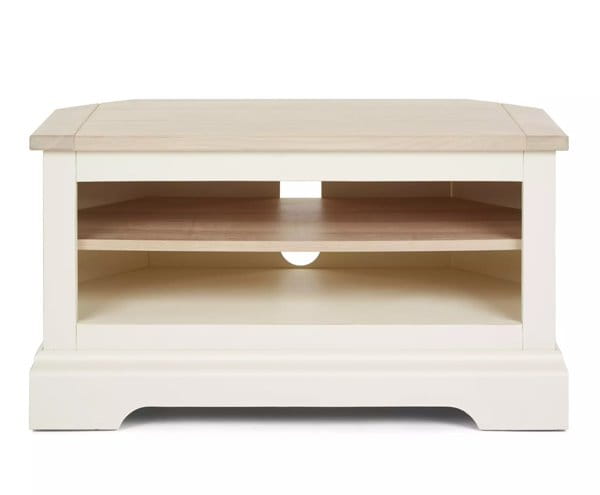 Szafka RTV Dorset Laura Ashley w kolorze białym, z drewnianym blatem. Produkt o wymiarach 90x45x51 cm, na stojąco, z otwartą półką. Gładkie, matowe wykończenie, charakterystyczny zaokrąglony kształt i wyraźne linie.