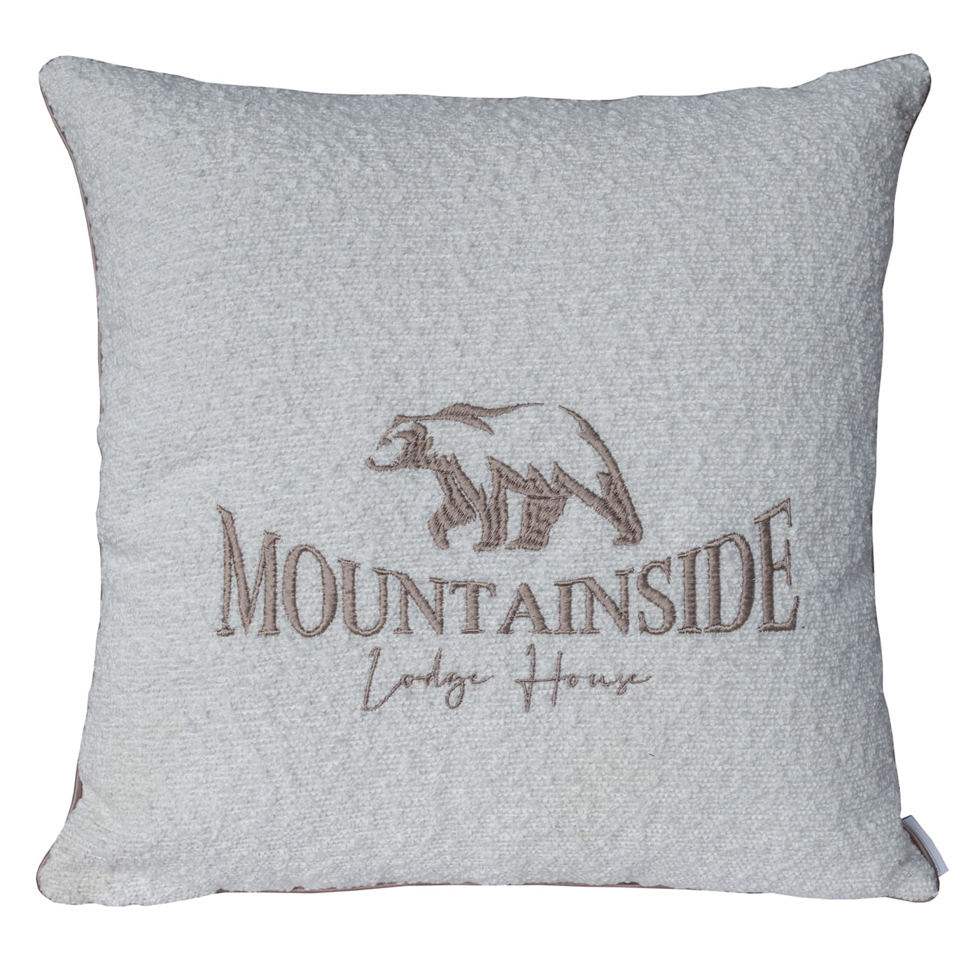 Haftowana poduszka Mountainside w jasnoszarym kolorze, z wzorem przedstawiającym niedźwiedzia i napisem MOUNTAINSIDE Lodge House. Produkt ma kwadratowy kształt i teksturowaną powierzchnię. Widok frontalny.