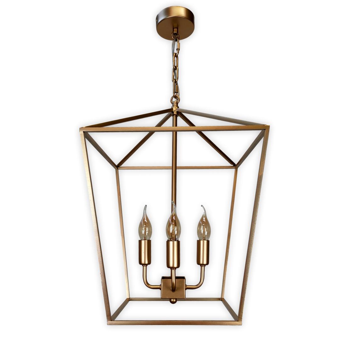 Stylowa lampa sufitowa Geen M w kolorze złotym, wisząca, o geometrycznej konstrukcji z trzema źródłami światła w formie eleganckich kloszy. Produkt zawieszony na łańcuszku, widoczny z frontu na białym tle.