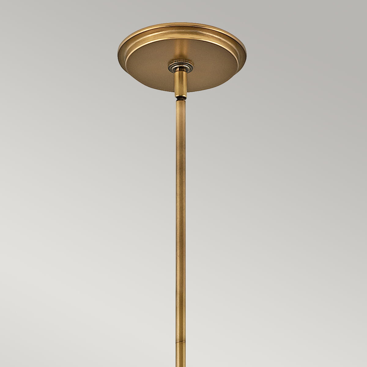 Lampa sufitowa Parma M w kolorze złotym, o wysokości 150,2 cm i szerokości 67,4 cm, z okrągłym stropem. Ujęcie z góry, produkt wiszący. Wykonana z metalu, z gładką powierzchnią, idealna do nowoczesnych wnętrz.