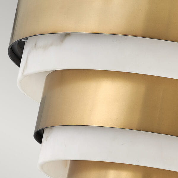 Lampa sufitowa Parma S w stylu plafon, o średnicy 39,6 cm i wysokości 37,3 cm. Materiał metalowy w kolorze złotym oraz białe, matowe elementy. Widok z boku, ukazujący spiralny kształt i połączenie kolorów. Produkt zawieszony w górnej części.