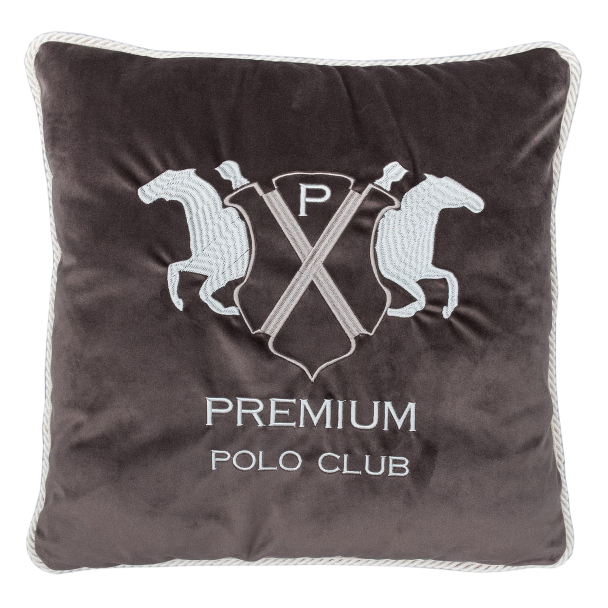 Poduszka dekoracyjna w kolorze ciemnoszarym, haftowana z motywem koni i herbu. W centralnej części napis PREMIUM POLO CLUB w białym kolorze. Produkt z miękkiego materiału, ozdobiona plecioną lamówką. Kwadratowy kształt, leżący na gładkiej powierzchni.