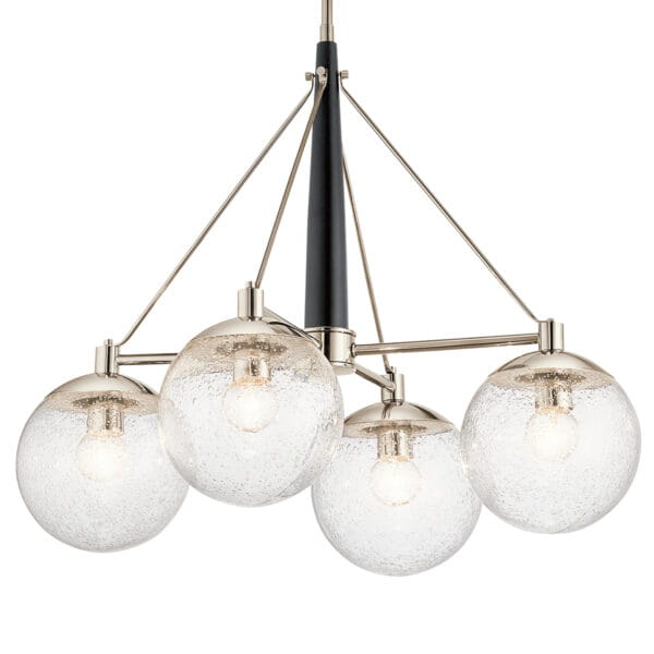 Lampa sufitowa Assi M, żyrandol z czterema szklanymi kulami w kolorze przezroczystym, montowana sufitowo. Kule mają metalowe elementy w kolorze niklu, a czarna podstawa dodaje kontrastu. Produkt widoczny z góry, w aranżacji wnętrza.