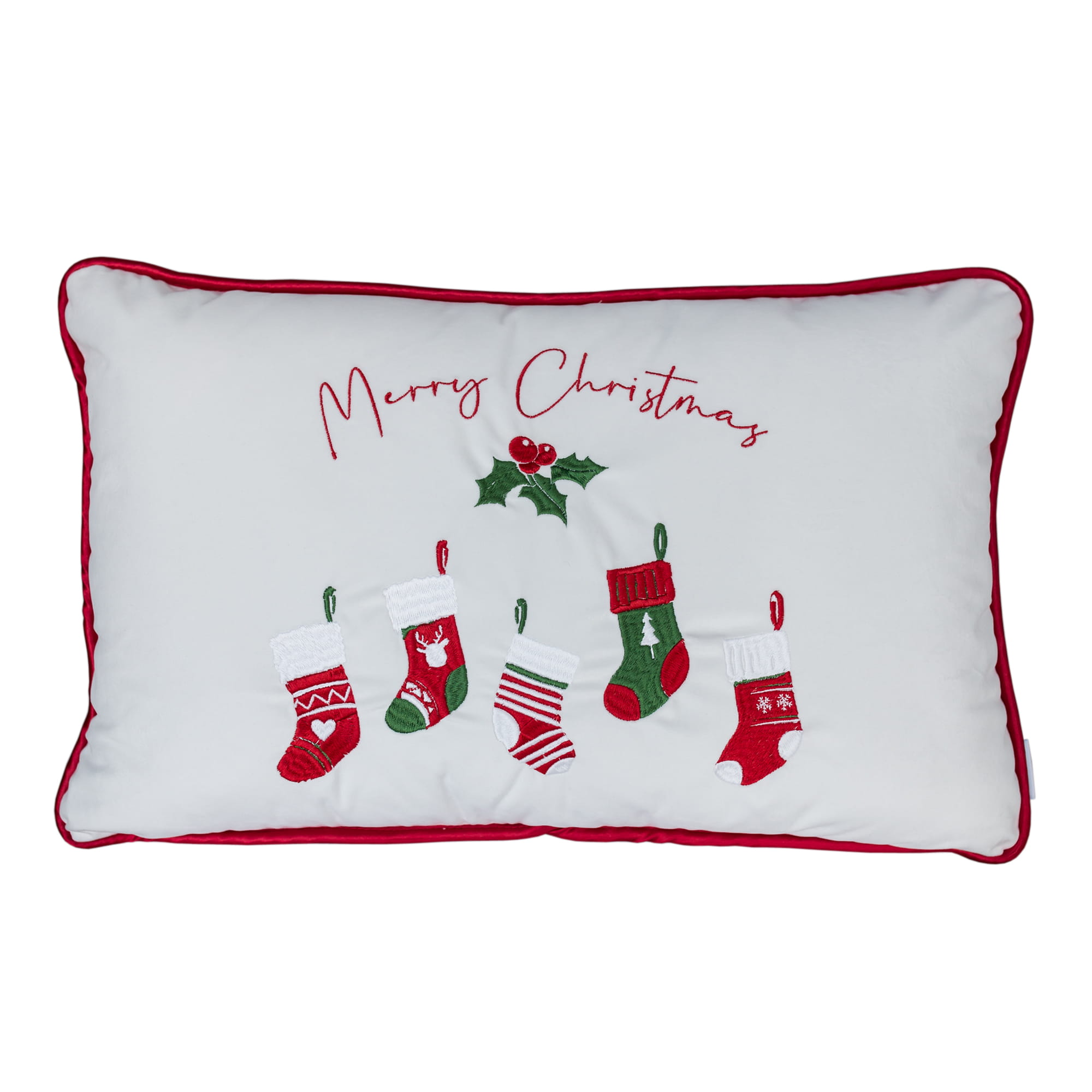Poduszka dekoracyjna w kolorze białym z bordowym obszyciem, haftowanym napisem Merry Christmas oraz sześcioma kolorowymi skarpetkami (zielona, czerwona, biała, ze wzorem). Produkt umieszczony na płaskiej powierzchni, w widoku frontalnym.